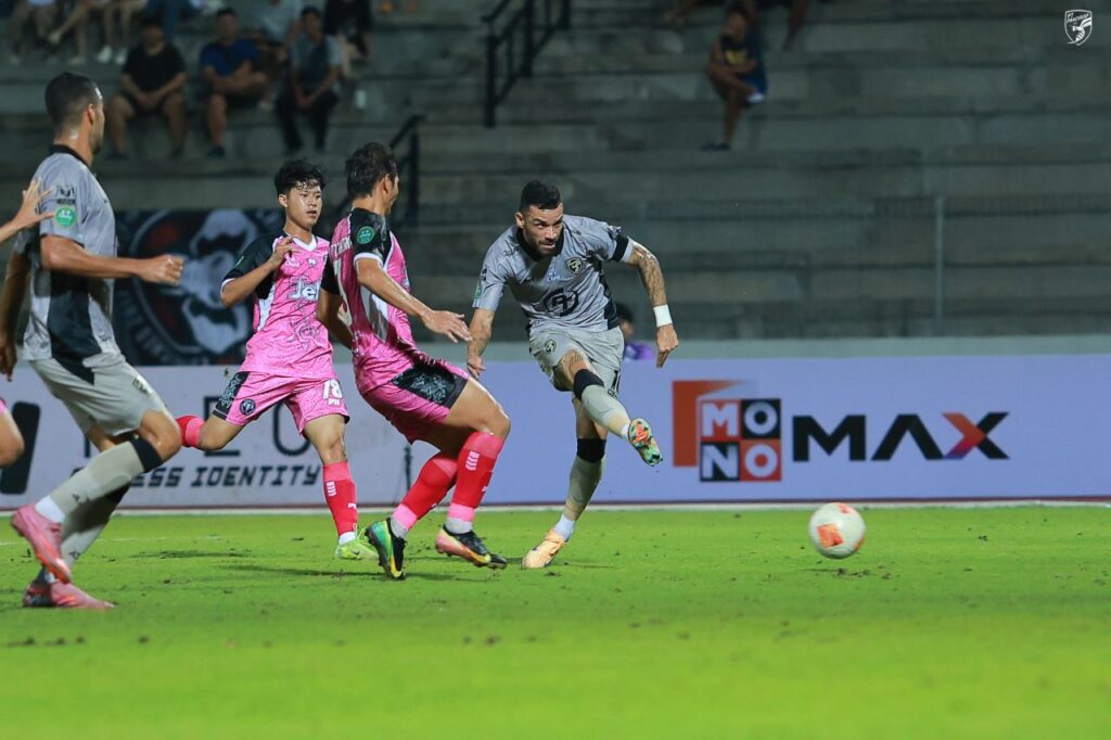 Muangthong United sa sút, thất bại thảm hại 1-4 trước đội khách PT Prachuap FC.