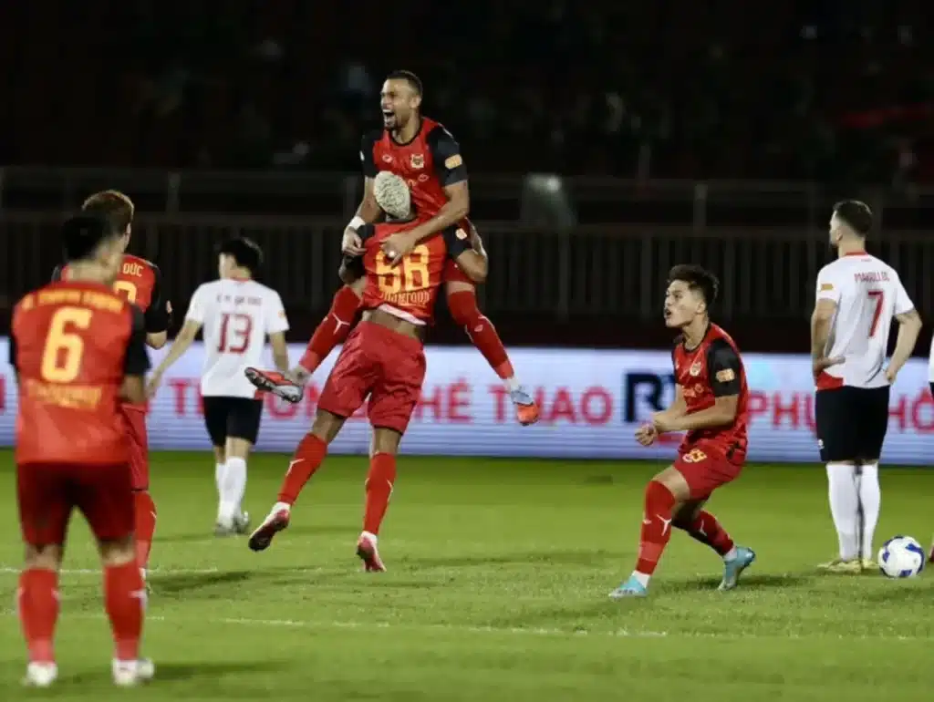 Ninh Bình lội ngược dòng khó tin với tỉ số 4-3, tiếp tục dẫn đầu BXH. 