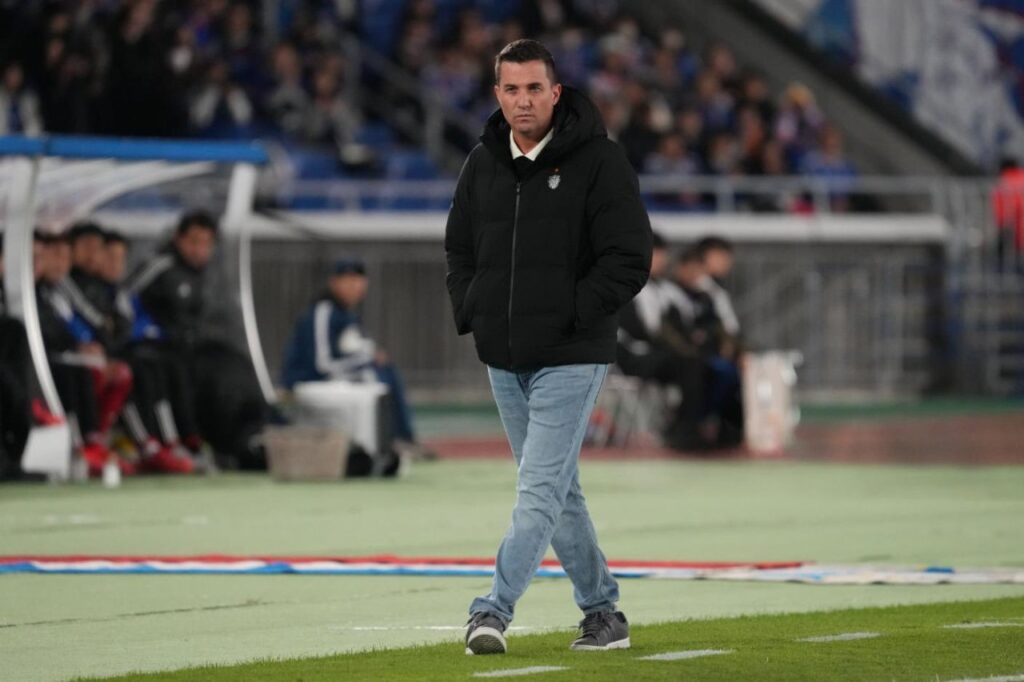 Buriram United bất ngờ sa thải HLV Osmar Loss Vieira dù đang dẫn đầu Thai League.