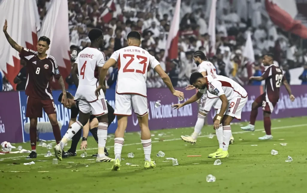 Hỗn loạn xảy ra ở trận đấu Qatar gặp UAE.