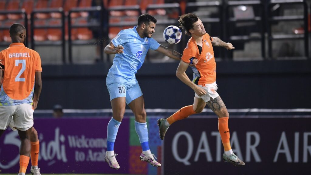 Ratchaburi FC hạ gục Nam Định FC bằng hai bàn thắng phút bù giờ, nuôi hy vọng đi tiếp. 