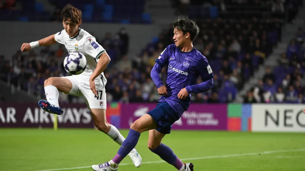 Sanfrecce chật vật giữ lại 3 điểm trước Gangwon trong thế thiếu người.