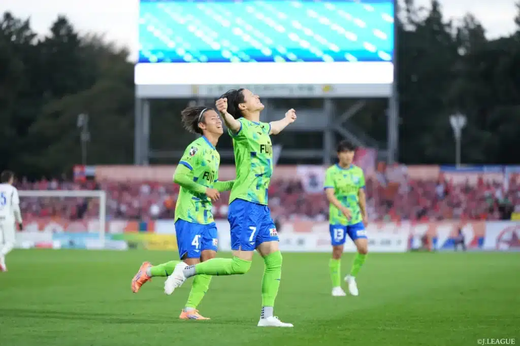 Shonan Bellmare giải tỏa áp lực bằng chiến thắng đậm 5-2 trước Albirex. 