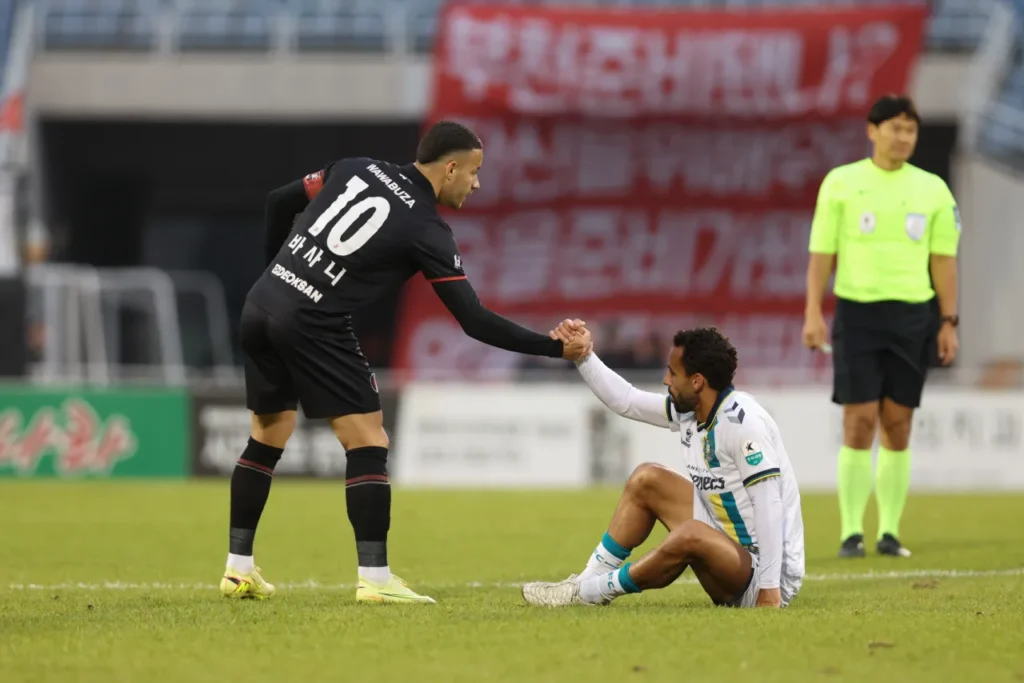 Thể thức playoff trụ hạng tại K-League còn nhiều tranh cãi.