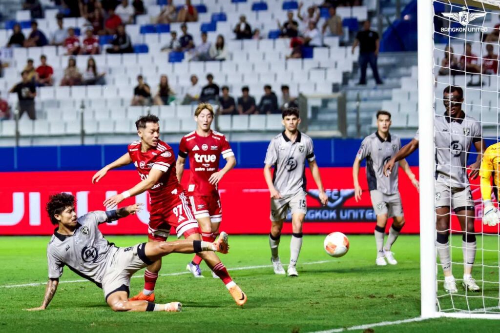 True Bangkok United đánh bại 4-1 PT Prachuap FC, chiếm lại ngôi nhì bảng Thai League.