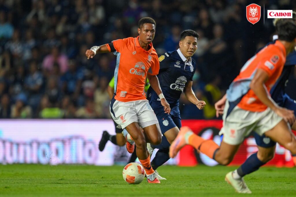 Buriram United thắng thuyết phục 2-0 trước Ratchaburi FC, bỏ xa nhóm bám đuổi 6 điểm