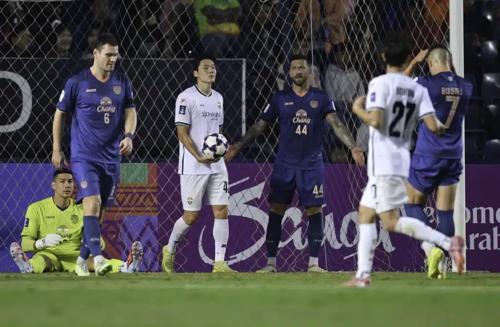 Buriram và Gangwon chia điểm trong màn rượt đuổi tỉ số đầy kịch tính.