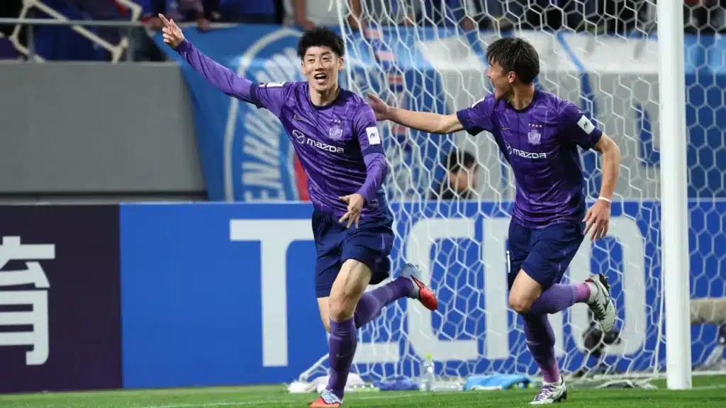 Sanfrecce leo lên vị trí thứ 3 sau chiến thắng tối thiểu trước Sanghai Shenghua.