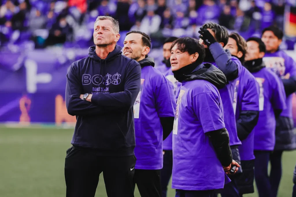 HLV Michael Skibbe khép lại hành trình của mình tại Sanfrecce bằng 1 chiến thắng.