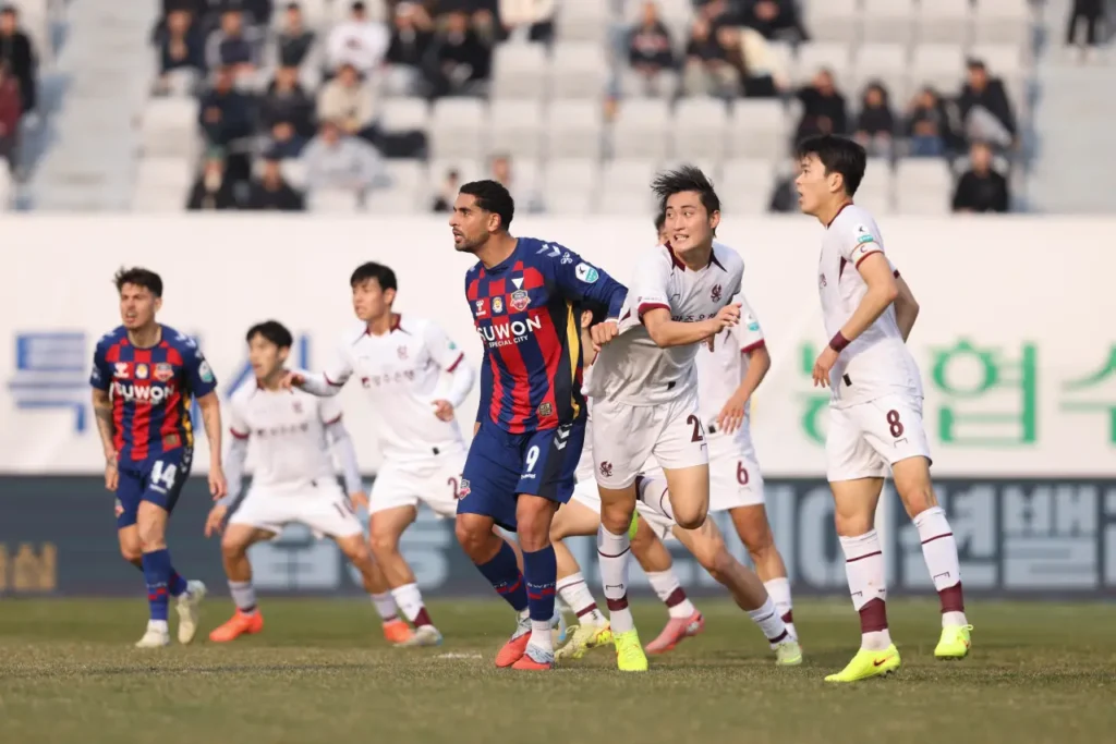 Thất bại trên sân nhà, Suwon phải đá thêm 2 trận playoff để quyết định số phận của mình.