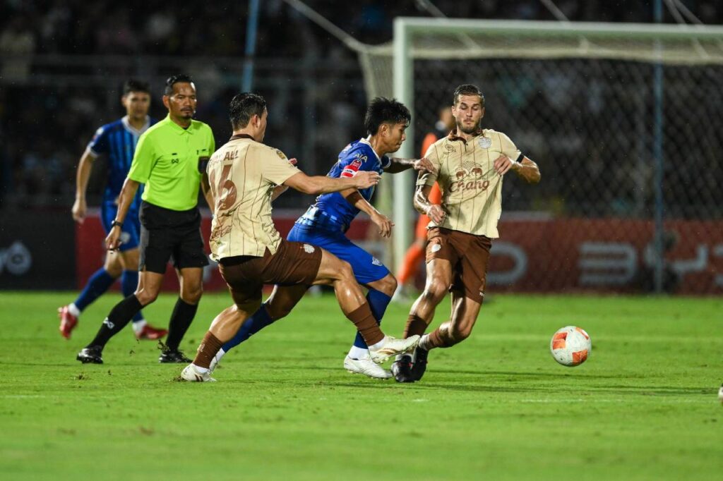 Trận đấu hấp dẫn nhất lượt đi, Chonburi FC đánh bại Buriram United với tỷ số 4-2.