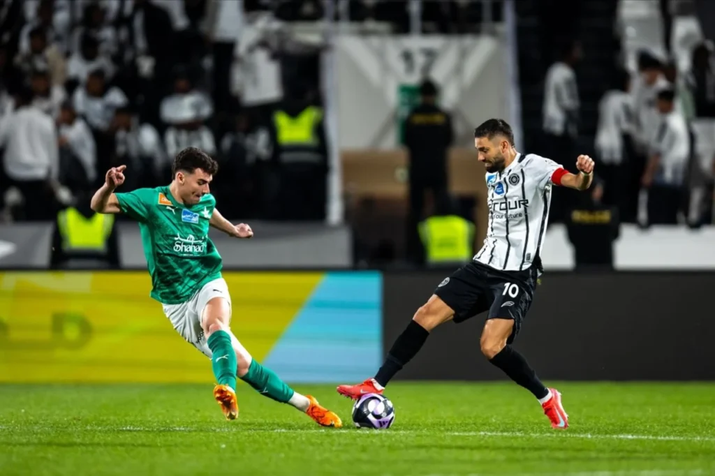 Chia điểm với Al Shabab, Al Najma (áo xanh) khép lại lượt đi mà không có chiến thắng nào.