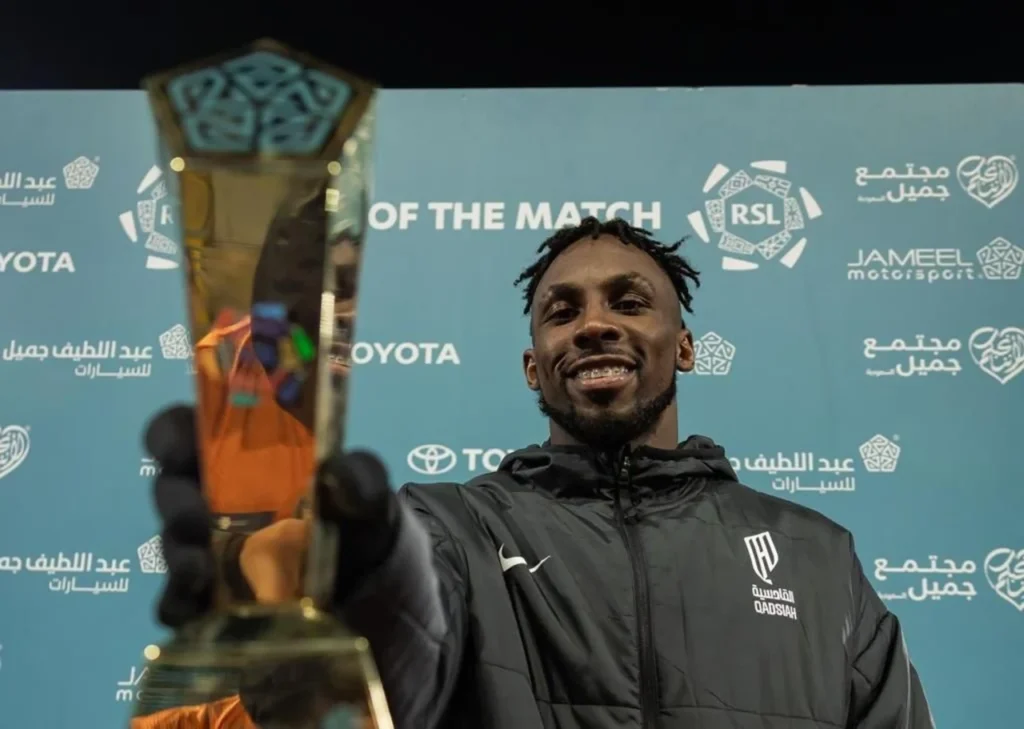 Lập công trong chiến thắng của Al Qadisiya, Quiñones vươn lên dẫn đầu danh sách vua phá lưới, cùng với Ronaldo.