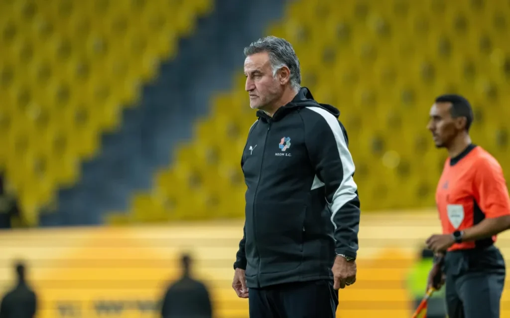 HLV Christophe Galtier vẫn chưa thể đưa NEOM SC đi đúng quỹ đạo.