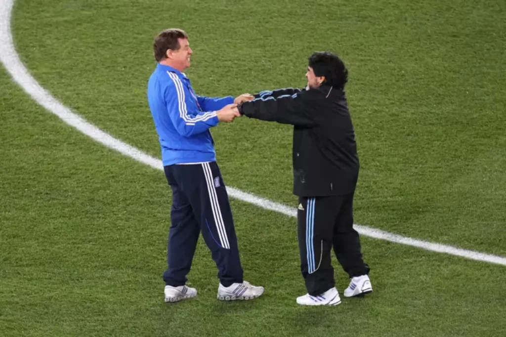 Otto Rehhagel (áo xanh) đang là HLV lớn tuổi nhất từng dẫn dắt một đội tuyển tại World Cup.