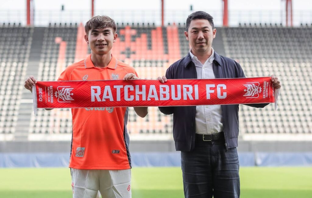Cầu thủ chạy cánh tài năng Jaroensak Wonggorn gia nhập Ratchaburi FC.