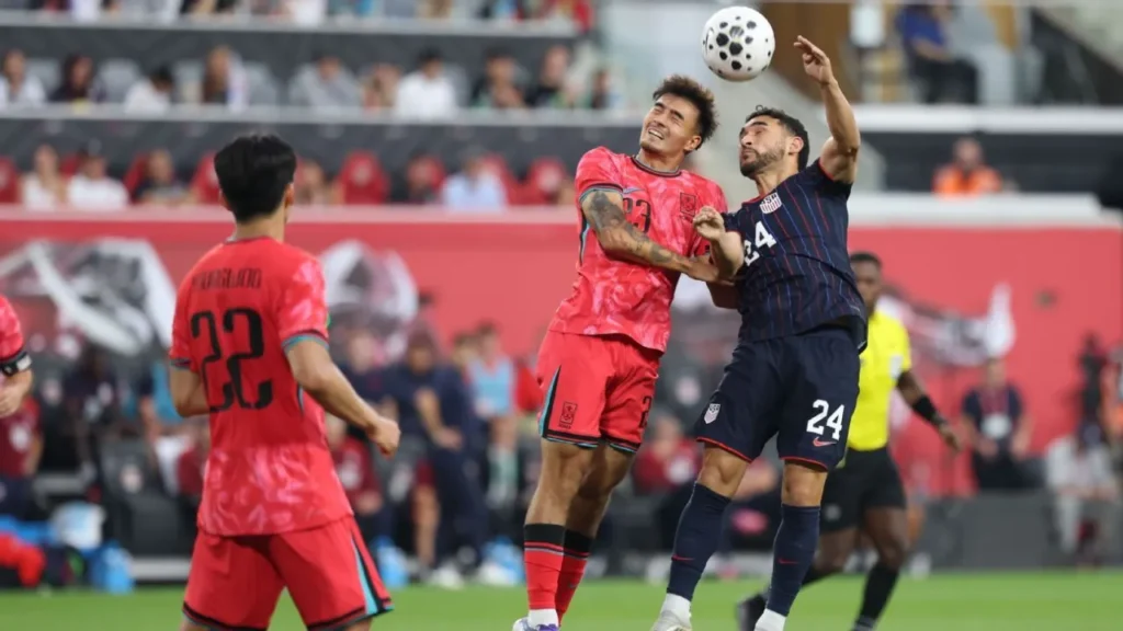 Jens Castrop là cầu thủ nhập tịch đầu tiên của đội tuyển Hàn Quốc.