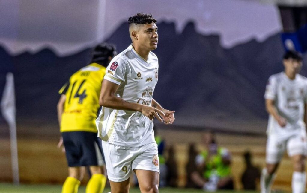 Vừa được tung vào sân, Kenshiro Daniels đã ghi bàn gỡ hòa 1-1 cho Lamphun Warriors.