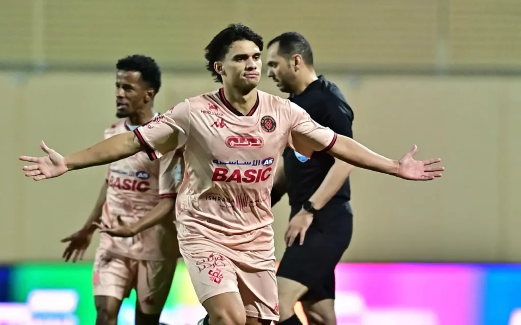 Ramiro Enrique đang bay cao tại Al Kholood.