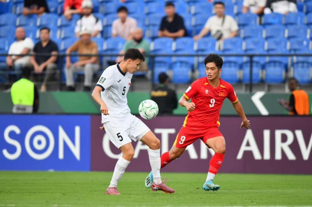 U23 Việt Nam đánh bại U23 Kyrgyzstan với tỷ số 2-1, vươn lên dẫn đầu bảng A với 6 điểm.