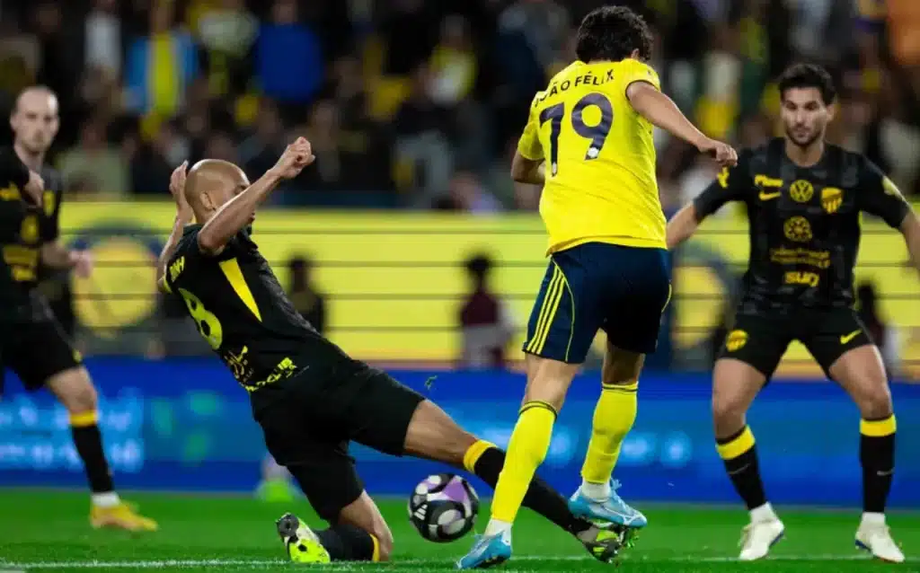 Để thua Al Nassr, Al Ittihad (áo đen) gần như không còn cơ hội vô địch.