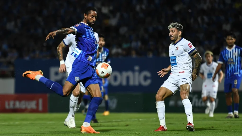 Chonburi FC lội ngược dòng ấn tượng, giành chiến thắng 3-2 trước Port FC.