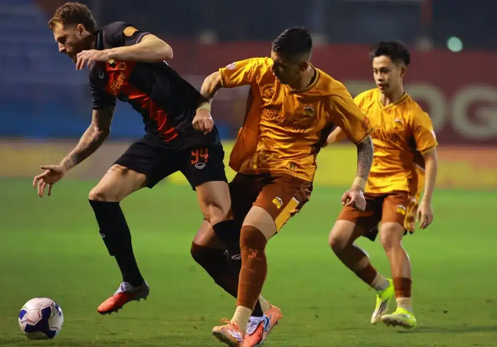 Ninh Bình (áo đen) gây bất ngờ khi để thua HAGL ngay trên sân nhà.