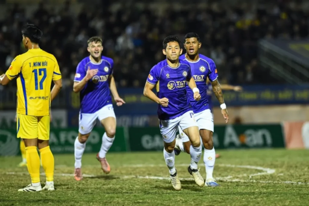 Hà Nội rời sân Vinh với 3 điểm dù thi đấu thiếu người.