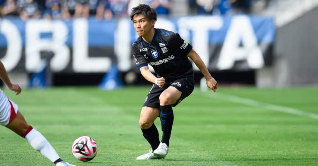 Hậu Vệ Keisuke Kurokawa của Gamba Osaka thi đấu rất nổi bật bên hành lang cánh trái.