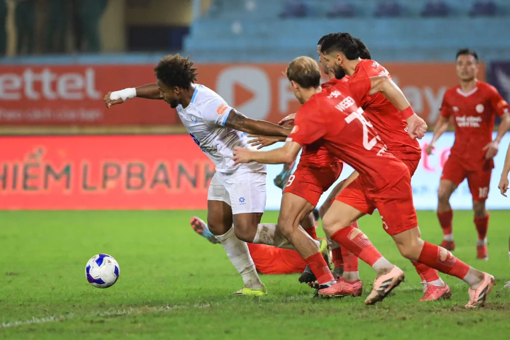 Nguyễn Xuân Son liên tục bị các đối thủ vây chặt, tịt ngòi 3 trận liên tiếp.