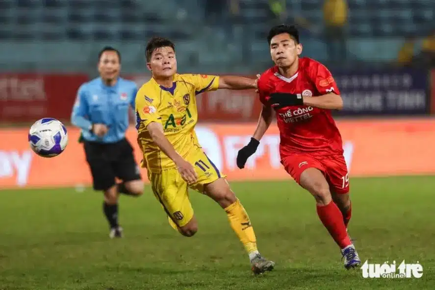 Thể Công Viettel (áo đỏ) thua sốc SLNA dù có lợi thế quân số.