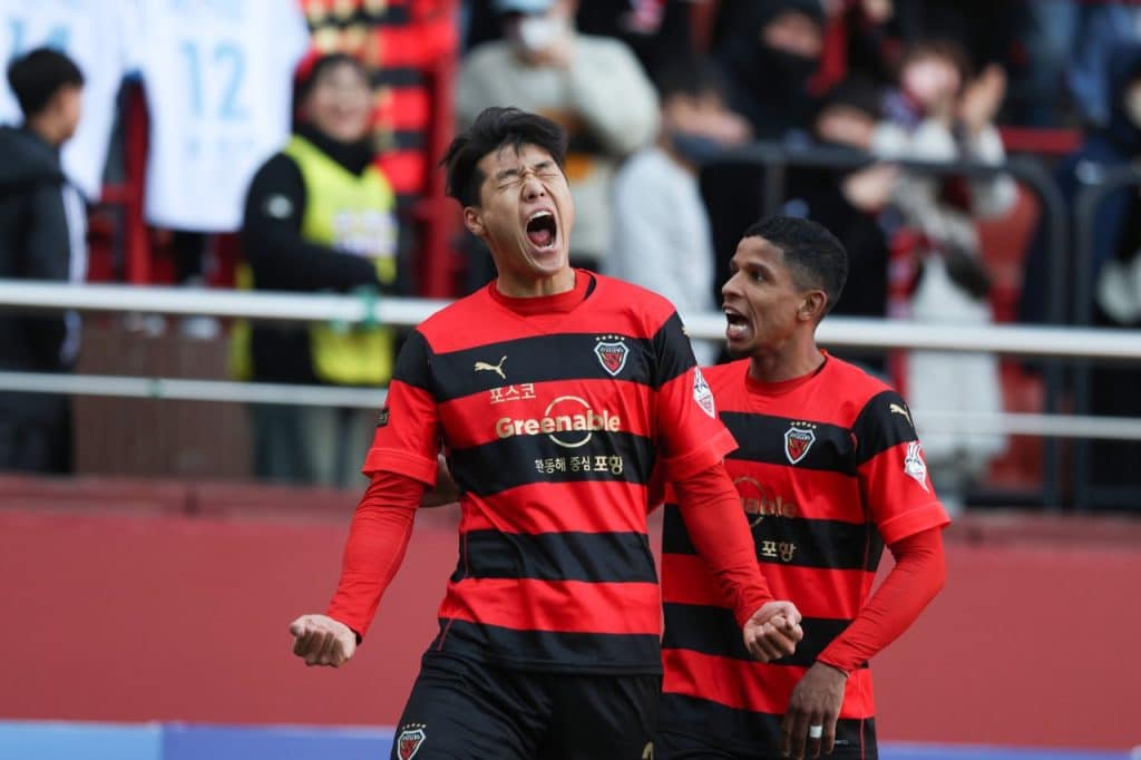 Trung vệ Park Chan-yong, chốt chặn không thể thiếu của CLB Pohang Steelers.