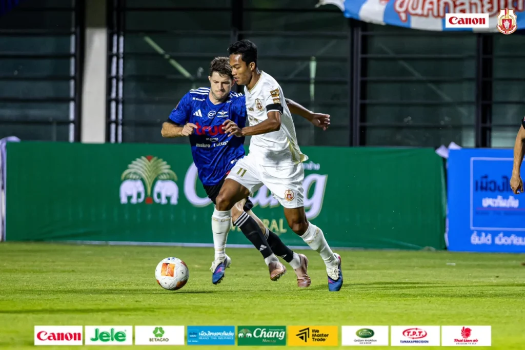Lamphun Warrior vụt mất chiến thắng khi bị Bangkok United cầm hòa 1-1 ở phút cuối.
