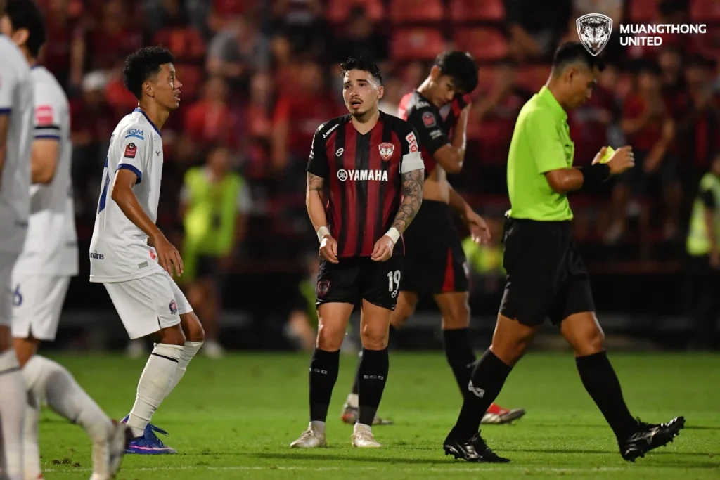 Muangthong United sa sút trầm trọng, rơi vào nhóm cầm đèn đỏ tại Thai League 2025/26.