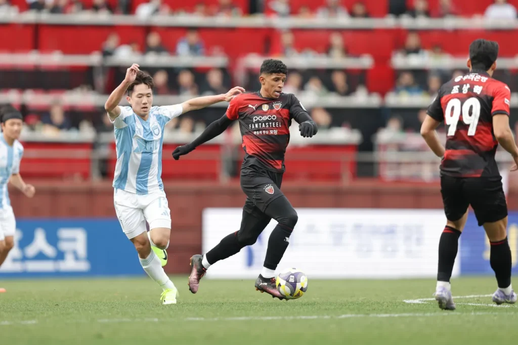 tiền vệ Orbedan của POhang Steelers