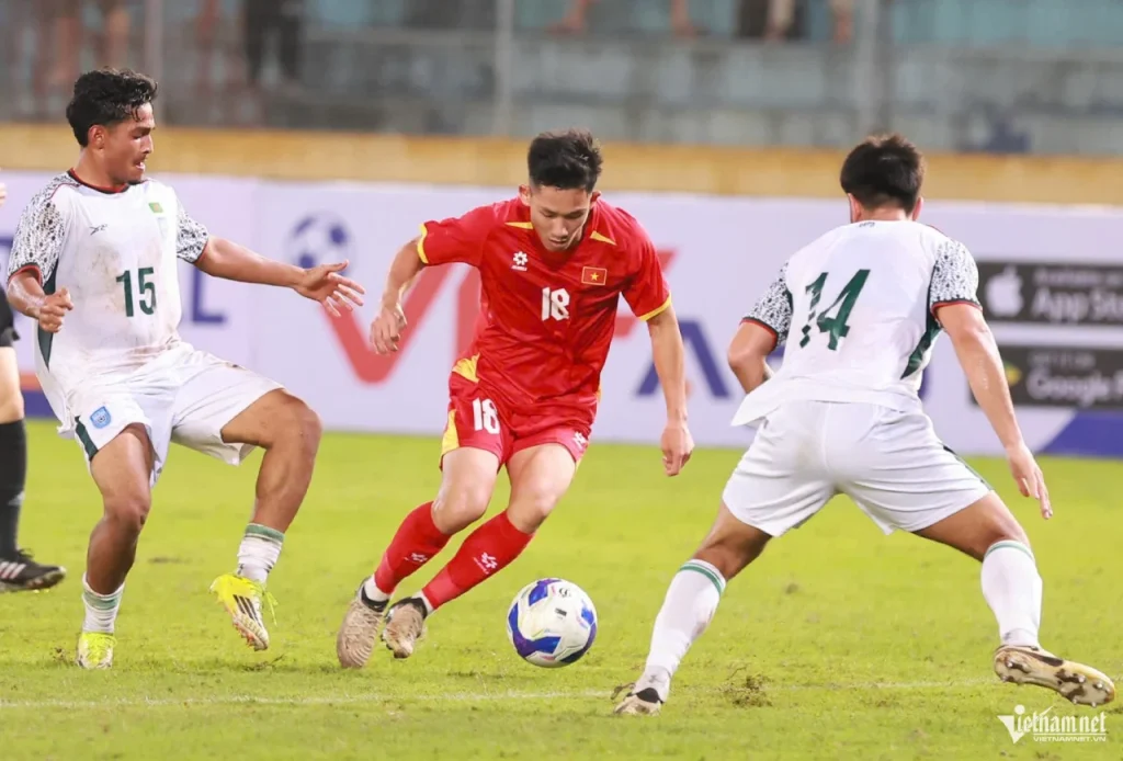 Đội tuyển Việt Nam đánh bại Bangladesh với cách biệt 3-0 trên sân nhà. Ảnh: Vietnamnet