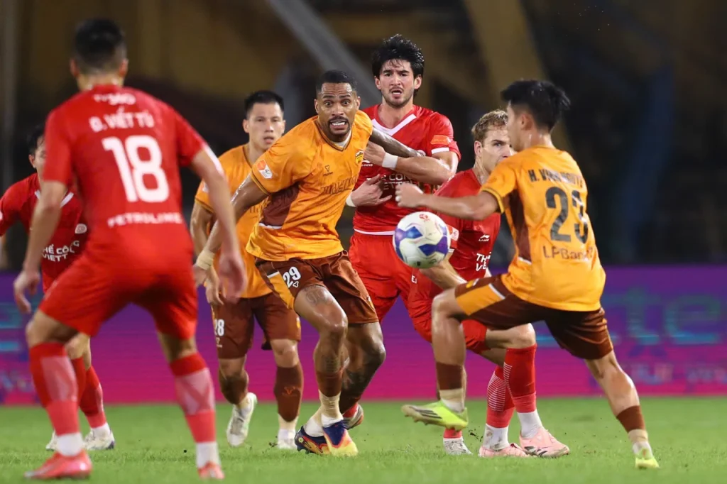 Cuộc cạnh tranh ngôi vô địch V-League 2025/26 sẽ khốc liệt hơn nhiều khi có vé dự ACL Elite 2026/27. Ảnh: VPF