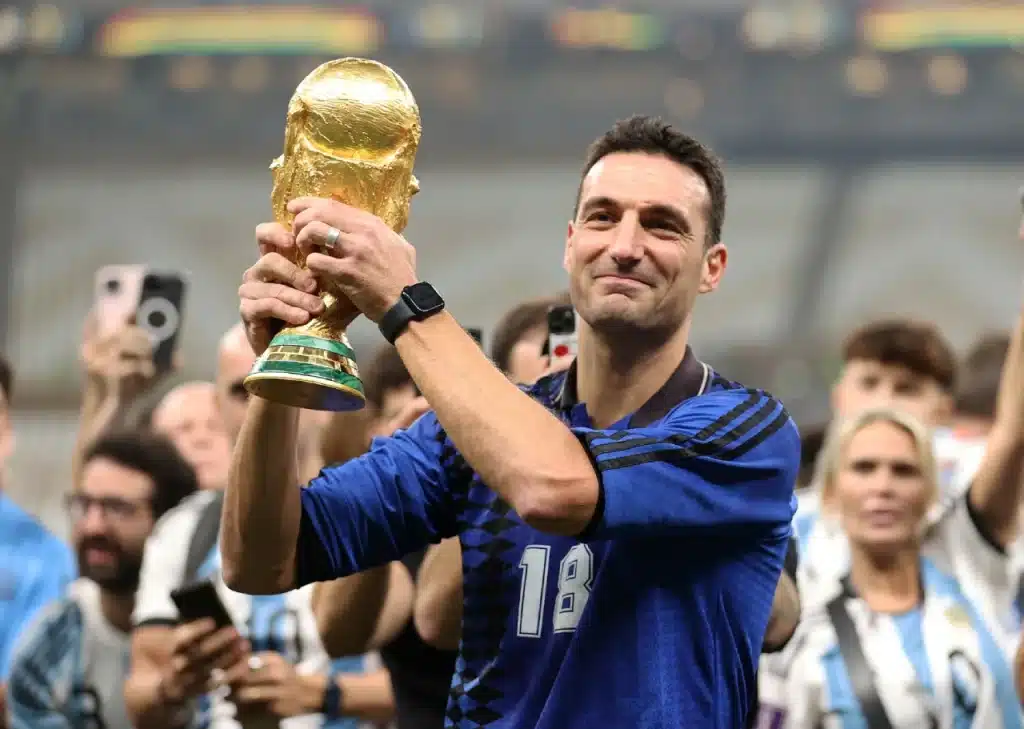 HLV Lionel Scaloni dẫn dắt Argentina đăng quang tại World Cup 2022. Ảnh: FIFA