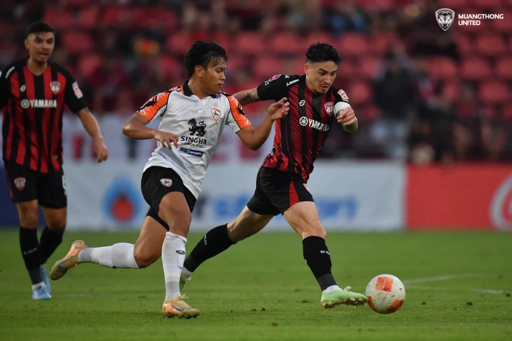 Muangthong United lội ngược dòng 2-1, giành 3 điểm quý giá trước Chiangrai United. Ảnh: Muangthong United