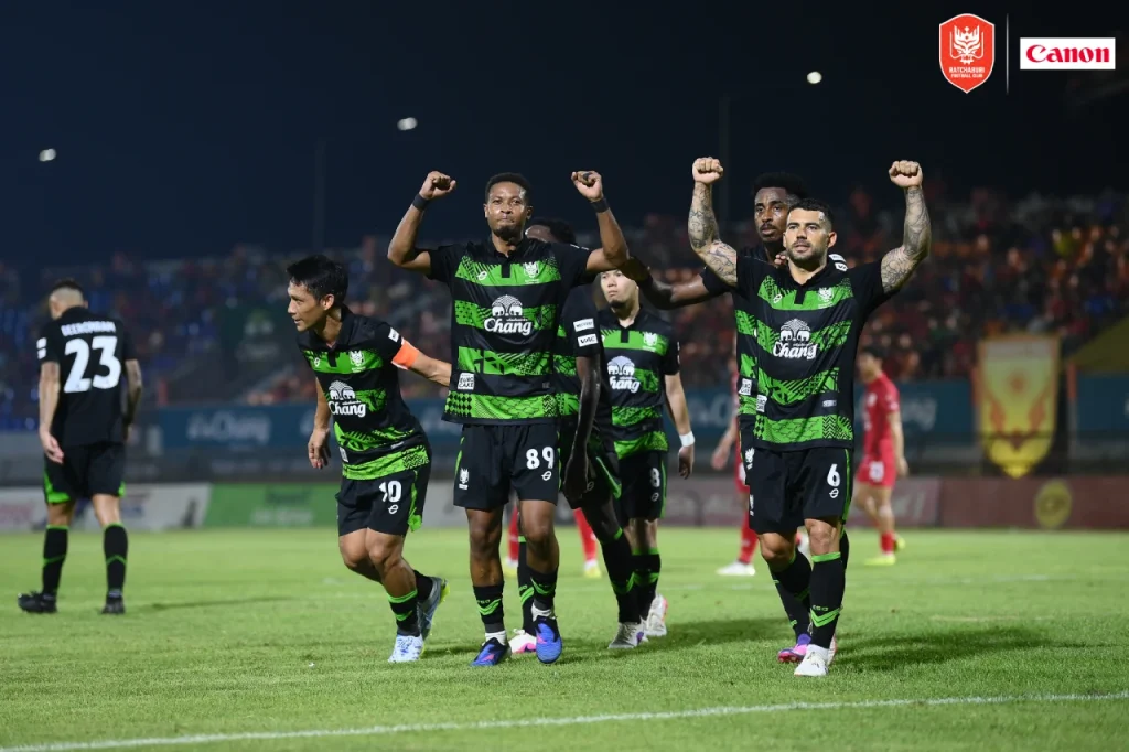 Ratchaburi ngược dòng đánh bại Sukhothai với tỷ số 2-1 tại SVĐ Thalay Luang. Ảnh: Ratchaburi FC