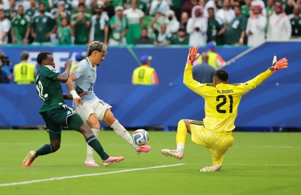Ả Rập Xê Út tạo nên bất ngờ cực lớn khi hòa 1-1 trước đội tuyển manh Uruguay. Ảnh: FIFA
