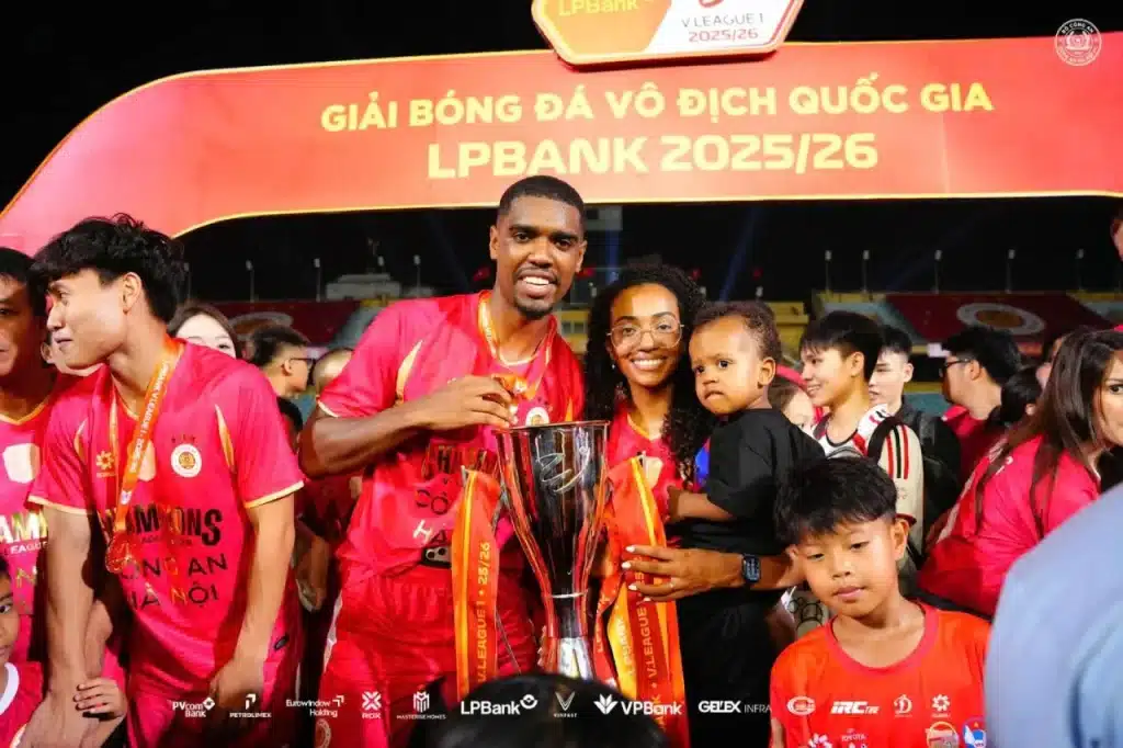 Các cầu thủ Công An Hà Nội ăn mừng chức vô địch V-League 2025/26. Ảnh: VFF