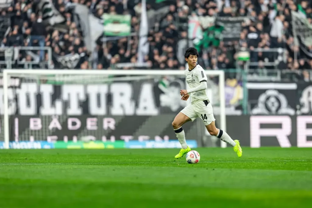 Hậu Vệ: Kota Takai (Borussia Mönchengladbach). Ảnh: (Borussia Mönchengladbach)