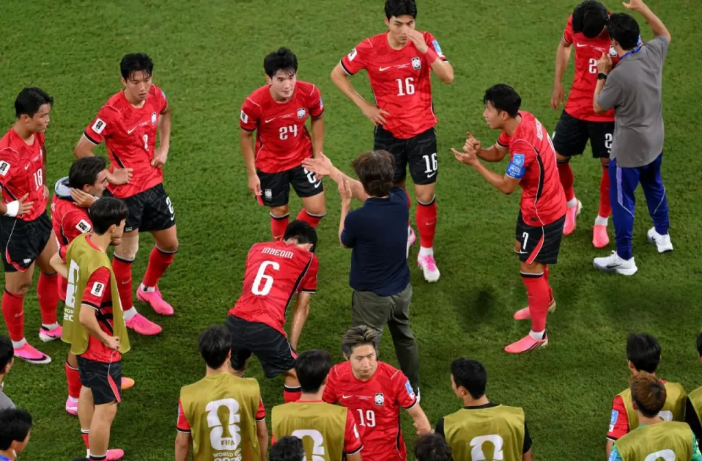 Thầy trò HLV Hong Myung-bo chỉ có thể trông chờ vào vé vớt đội thứ 3 có thành tích tốt. Ảnh: FIFA