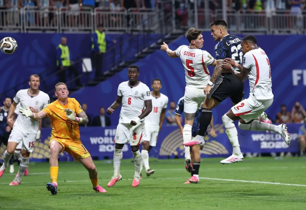 Ngược dòng đẳng cấp, Argentina đánh bại tuyển Anh với tỷ số 2-1, chính thức vào chung kết. Ảnh: FIFA