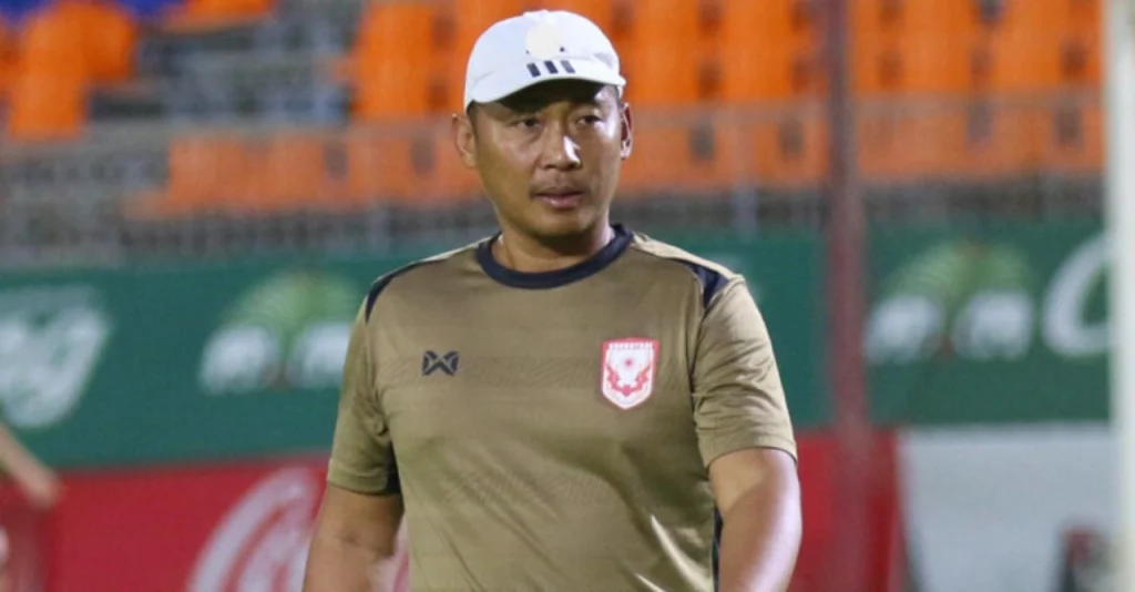 Giúp Sukhothai FC trụ hạng, HLV Ekalak Thong-am vẫn mất chức. Ảnh: Sukhothai FC
