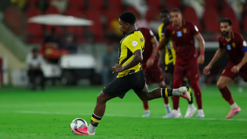 Steven Bergwijn tỏa sáng với 1 cú hattrick, mang về 3 điểm cho Al Ittihad.