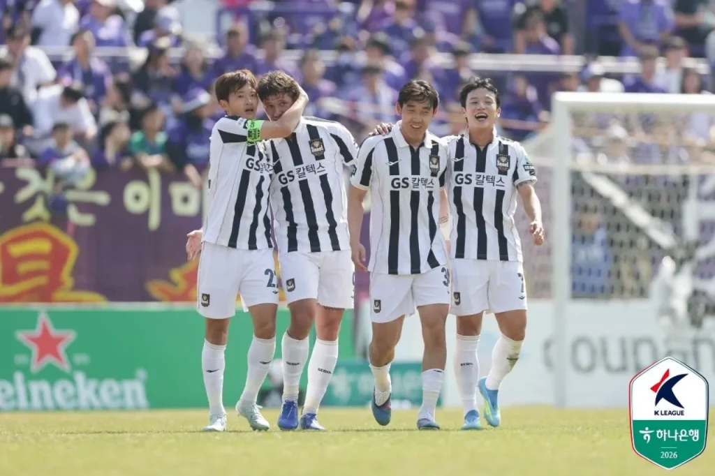 FC Seoul có chiến thắng tưng bừng trước FC Anyang để tiếp tục xây chắc ngôi đầu.