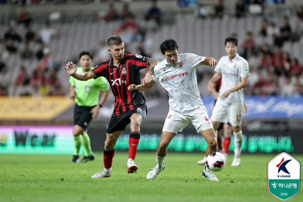 Đánh bại Bucheon 1995, FC Seoul giành chiến thắng thứ ba liên tiếp và tiếp tục nới rộng cách biệt với nhóm bám đuổi.