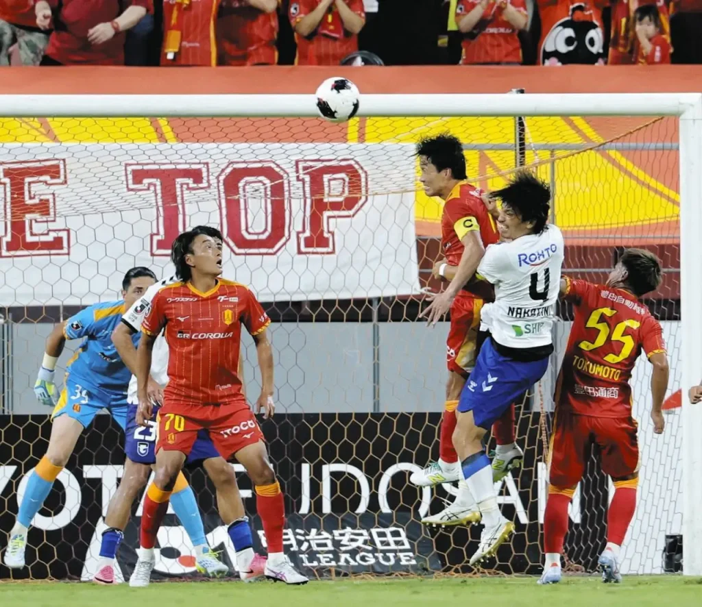 Nayoga Grampus có chiến thắng đầu tiên ở mùa giải mới, sau khi vượt qua đối thủ mạnh Gamba Osaka.